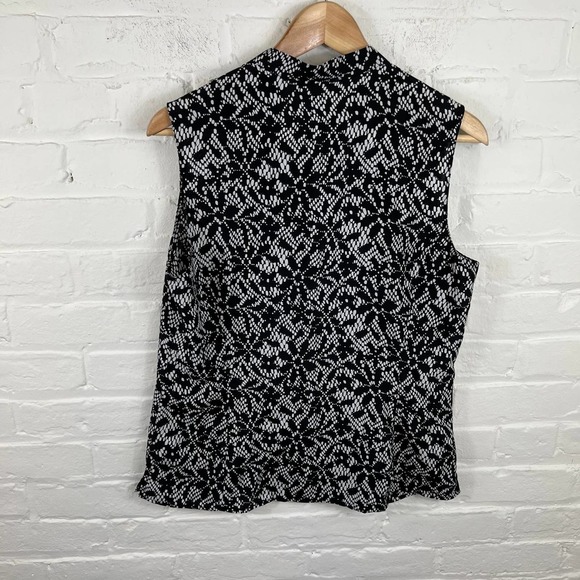 Tahari Women's Casual Polka Dotted Blouse Top Sleeveless Black White Size Medium - Picture 2 of 5